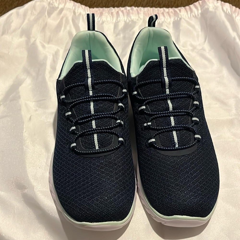 Women’s size 8 athletic tennis shoes. Never worn.